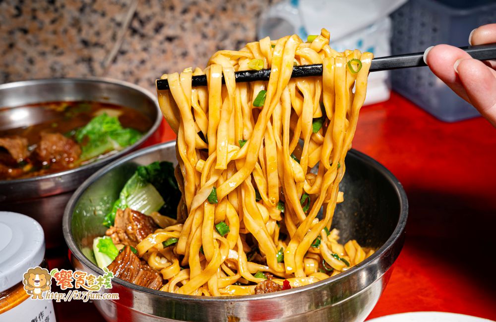 壳牛原汁牛肉麵│高雄老店！傳承40年經典風味，堅持傳承原始風味，從湯頭、麵條、牛肉到酸菜、辣椒與自製牛油，每個細節都精心講究