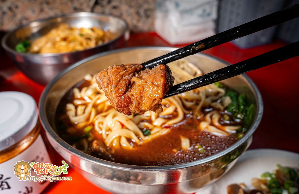 壳牛原汁牛肉麵│高雄老店！傳承40年經典風味，堅持傳承原始風味，從湯頭、麵條、牛肉到酸菜、辣椒與自製牛油，每個細節都精心講究