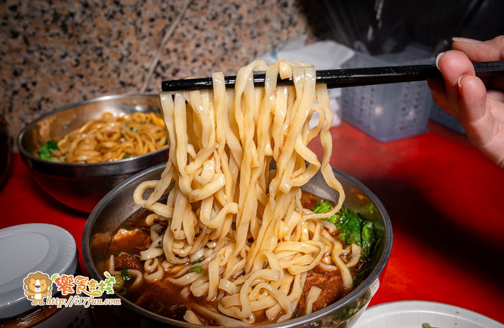壳牛原汁牛肉麵│高雄老店！傳承40年經典風味，堅持傳承原始風味，從湯頭、麵條、牛肉到酸菜、辣椒與自製牛油，每個細節都精心講究