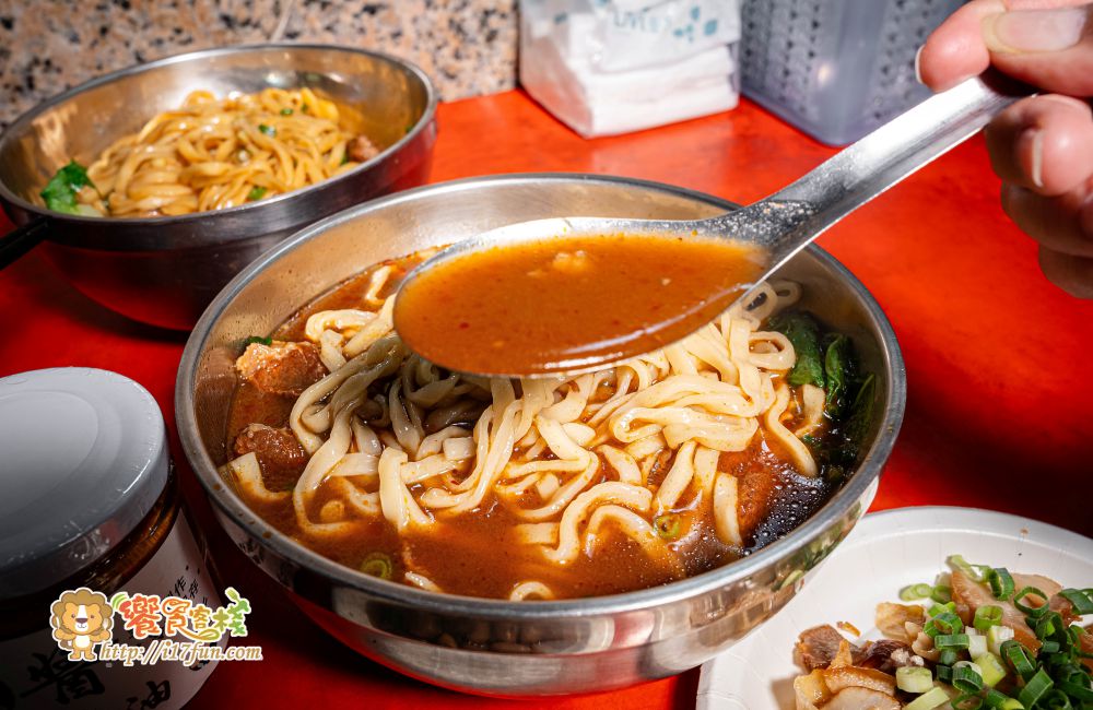 壳牛原汁牛肉麵│高雄老店！傳承40年經典風味，堅持傳承原始風味，從湯頭、麵條、牛肉到酸菜、辣椒與自製牛油，每個細節都精心講究