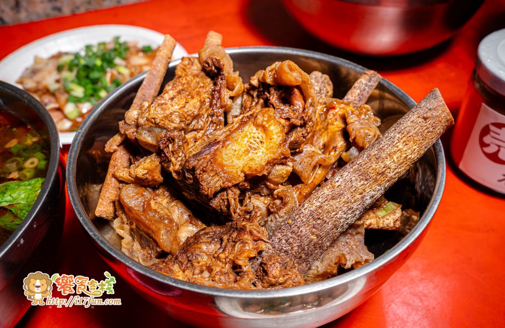 壳牛原汁牛肉麵│高雄老店！傳承40年經典風味，堅持傳承原始風味，從湯頭、麵條、牛肉到酸菜、辣椒與自製牛油，每個細節都精心講究