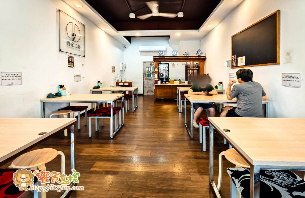 麵家二眷│高雄人氣麵店！從眷村到創意美味，不管牛肉麵、煎餃與私房白滷，每道料理都充滿誠意與濃厚風味，還有免費豆花可以享用
