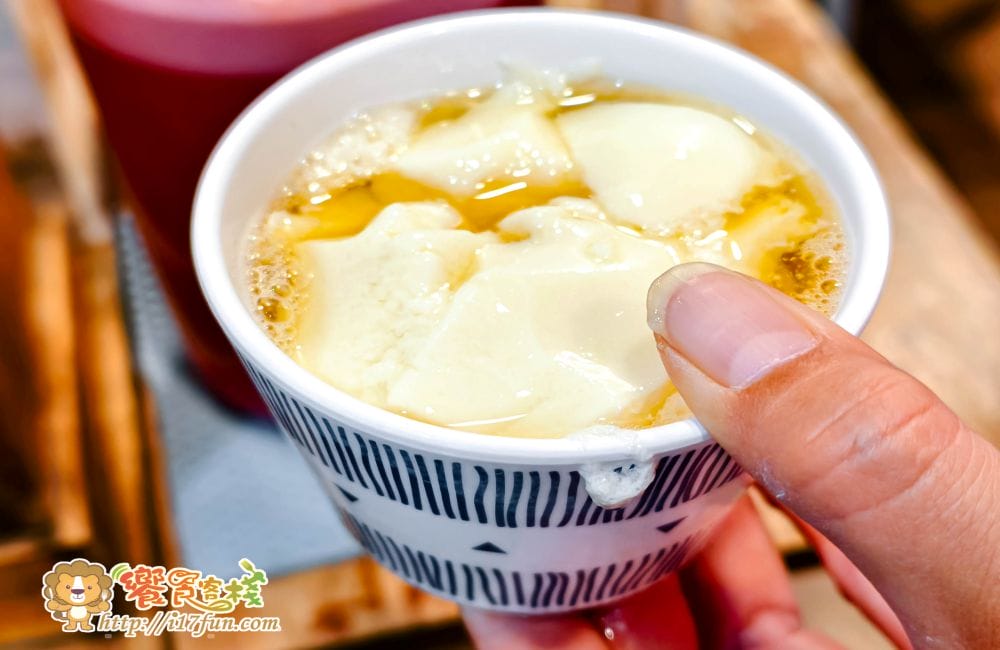 麵家二眷│高雄人氣麵店！從眷村到創意美味，不管牛肉麵、煎餃與私房白滷，每道料理都充滿誠意與濃厚風味，還有免費豆花可以享用