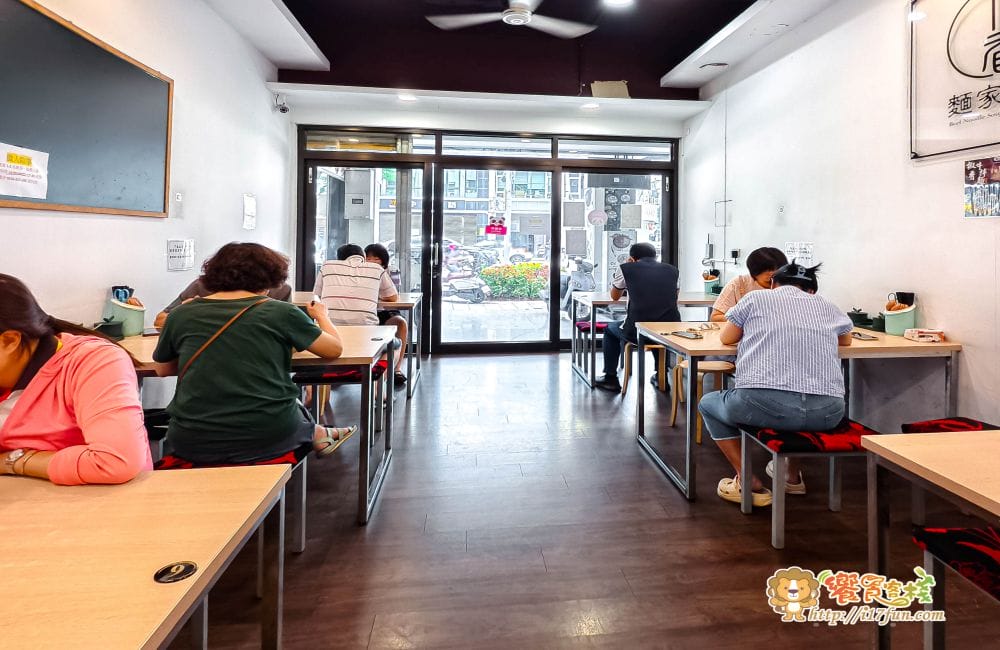 麵家二眷│高雄人氣麵店！從眷村到創意美味，不管牛肉麵、煎餃與私房白滷，每道料理都充滿誠意與濃厚風味，還有免費豆花可以享用