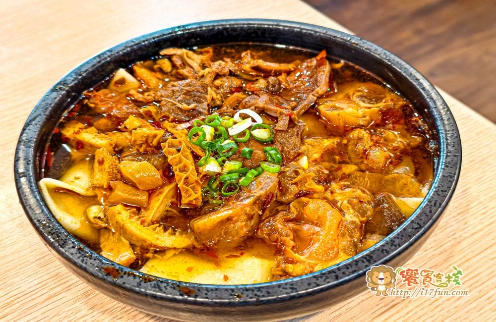 麵家二眷│高雄人氣麵店！從眷村到創意美味，不管牛肉麵、煎餃與私房白滷，每道料理都充滿誠意與濃厚風味，還有免費豆花可以享用