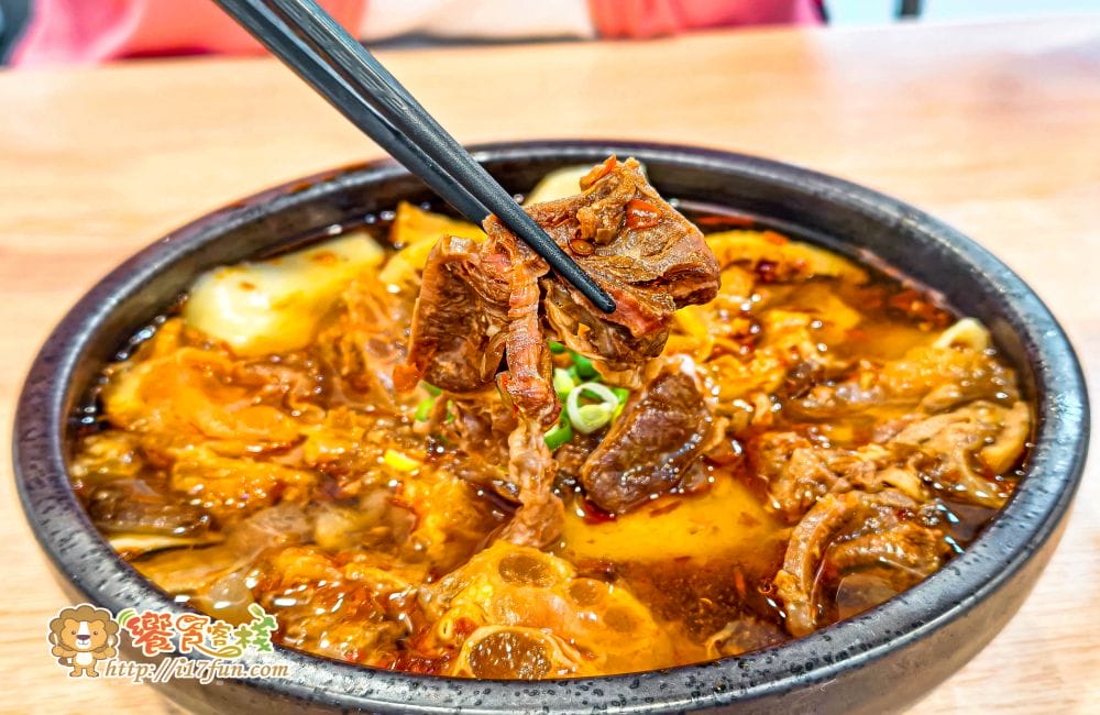 麵家二眷│高雄人氣麵店！從眷村到創意美味，不管牛肉麵、煎餃與私房白滷，每道料理都充滿誠意與濃厚風味，還有免費豆花可以享用