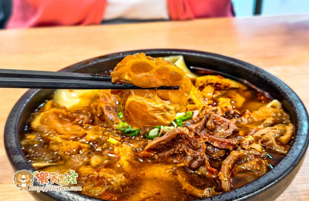 麵家二眷│高雄人氣麵店！從眷村到創意美味，不管牛肉麵、煎餃與私房白滷，每道料理都充滿誠意與濃厚風味，還有免費豆花可以享用