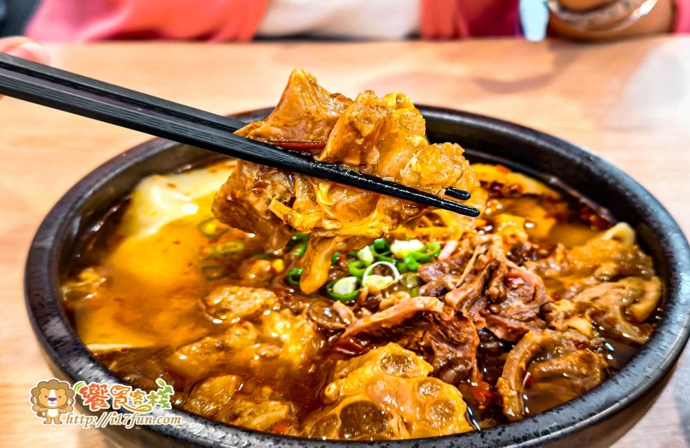 麵家二眷│高雄人氣麵店！從眷村到創意美味，不管牛肉麵、煎餃與私房白滷，每道料理都充滿誠意與濃厚風味，還有免費豆花可以享用