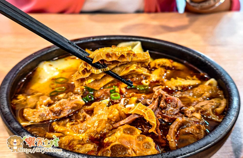 麵家二眷│高雄人氣麵店！從眷村到創意美味，不管牛肉麵、煎餃與私房白滷，每道料理都充滿誠意與濃厚風味，還有免費豆花可以享用