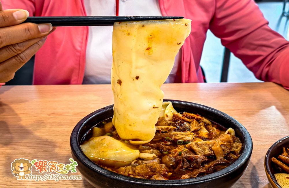 麵家二眷│高雄人氣麵店！從眷村到創意美味，不管牛肉麵、煎餃與私房白滷，每道料理都充滿誠意與濃厚風味，還有免費豆花可以享用