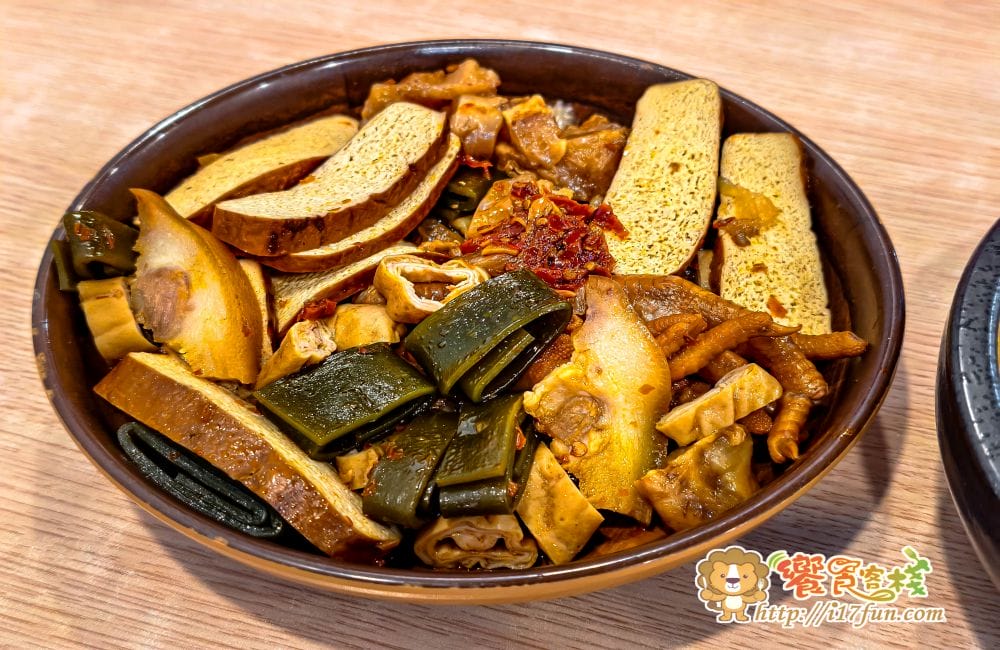 麵家二眷│高雄人氣麵店！從眷村到創意美味，不管牛肉麵、煎餃與私房白滷，每道料理都充滿誠意與濃厚風味，還有免費豆花可以享用