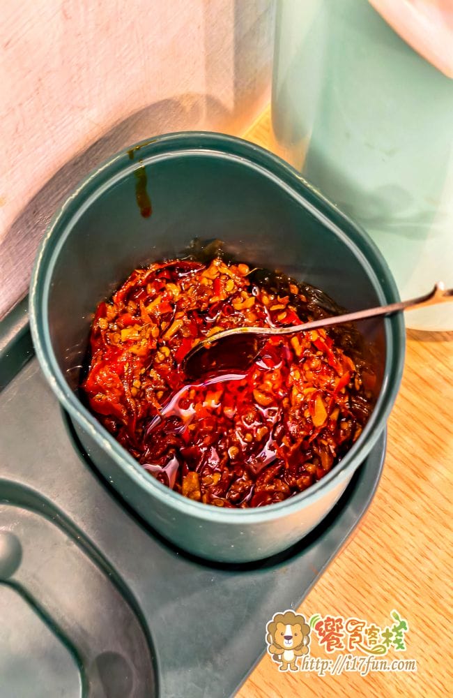 麵家二眷│高雄人氣麵店！從眷村到創意美味，不管牛肉麵、煎餃與私房白滷，每道料理都充滿誠意與濃厚風味，還有免費豆花可以享用