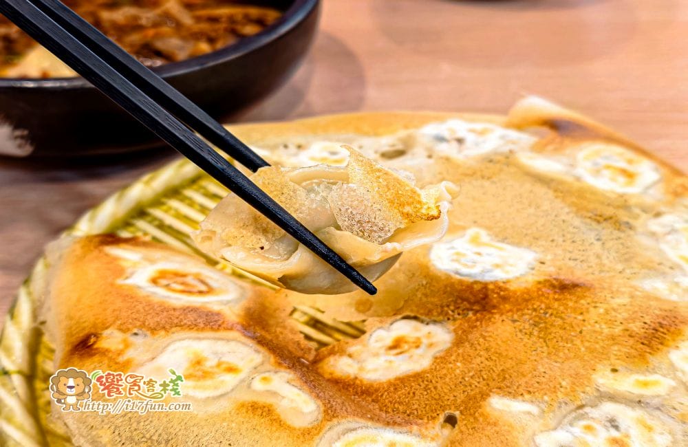 麵家二眷│高雄人氣麵店！從眷村到創意美味，不管牛肉麵、煎餃與私房白滷，每道料理都充滿誠意與濃厚風味，還有免費豆花可以享用