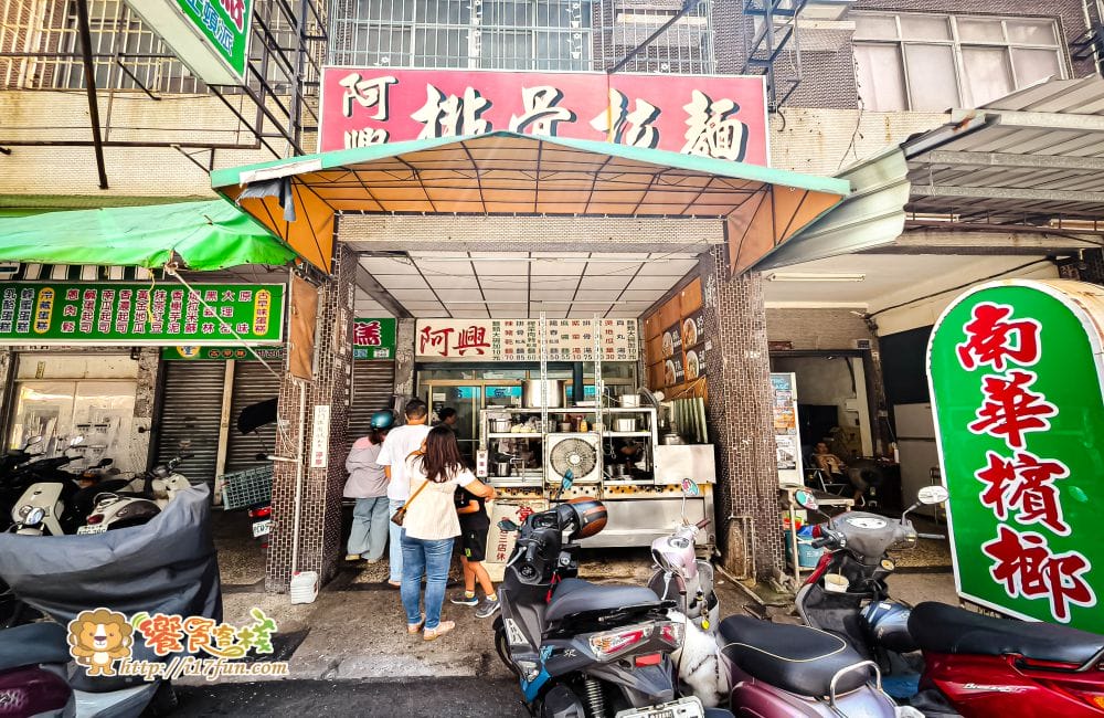 阿興排骨拉麵│高雄低調老麵店！用餐時間熟客自然聚集，外觀不起眼卻靠口碑撐起人氣的傳統麵店