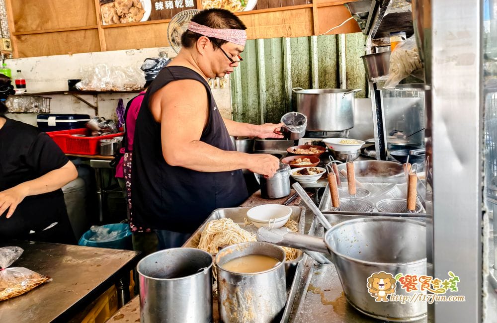 阿興排骨拉麵│高雄低調老麵店！用餐時間熟客自然聚集，外觀不起眼卻靠口碑撐起人氣的傳統麵店