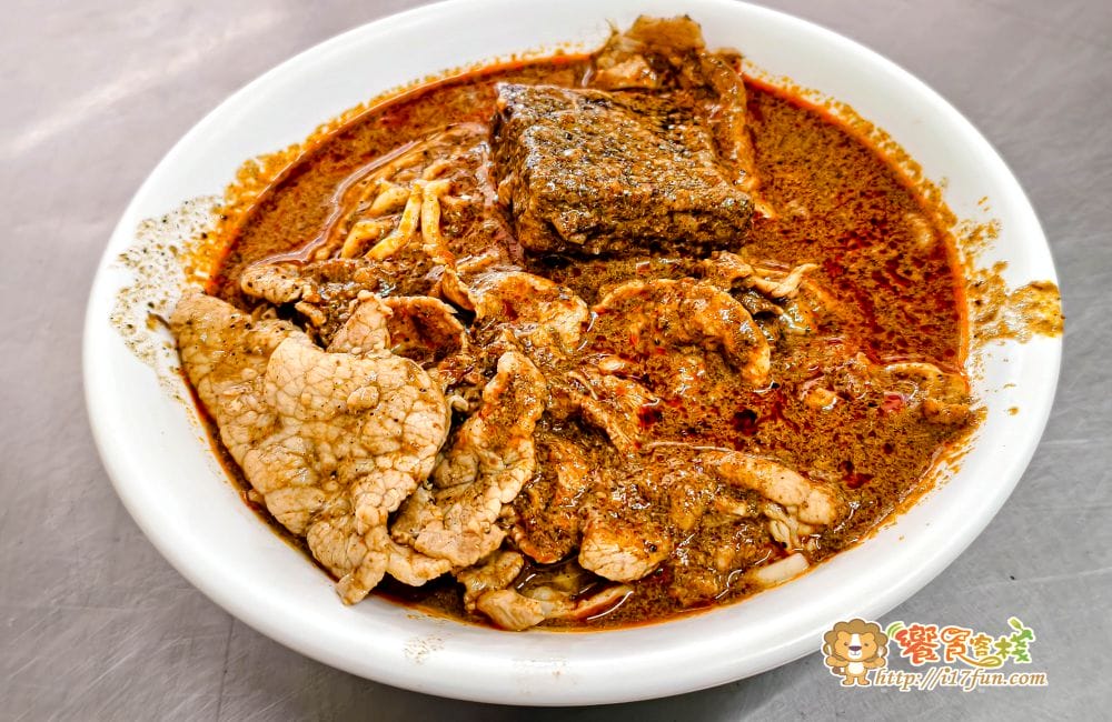 阿興排骨拉麵│高雄低調老麵店！用餐時間熟客自然聚集，外觀不起眼卻靠口碑撐起人氣的傳統麵店