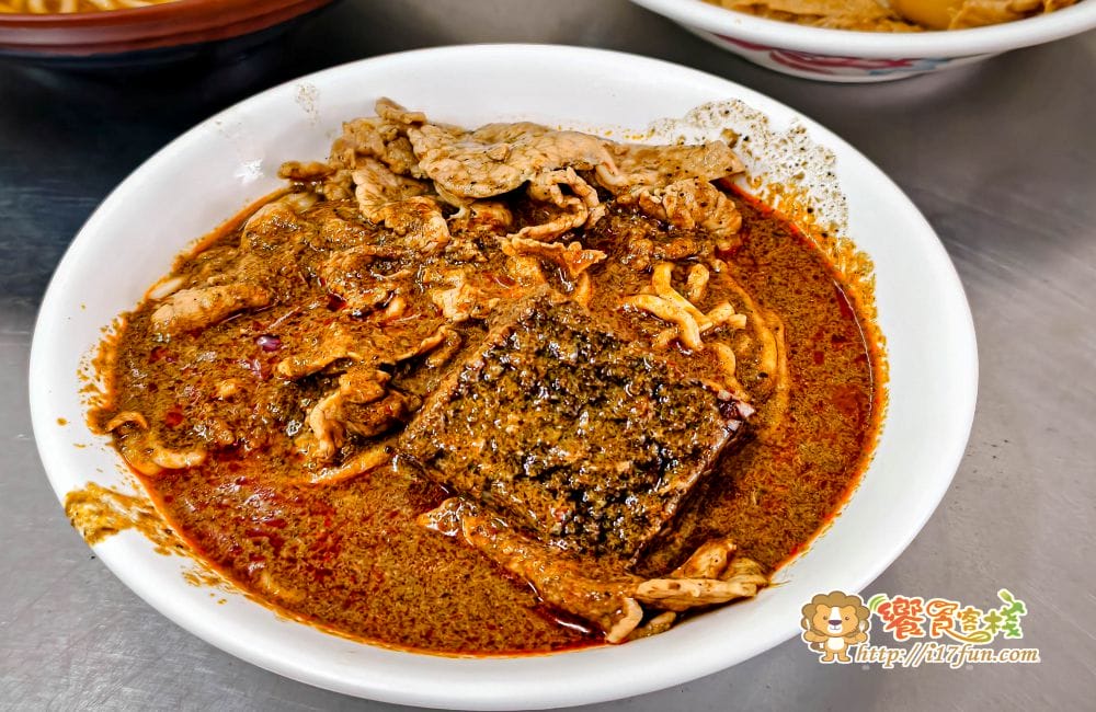 阿興排骨拉麵│高雄低調老麵店！用餐時間熟客自然聚集，外觀不起眼卻靠口碑撐起人氣的傳統麵店