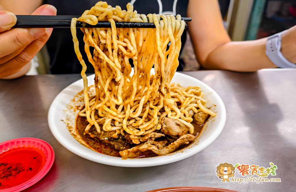 阿興排骨拉麵│高雄低調老麵店！用餐時間熟客自然聚集，外觀不起眼卻靠口碑撐起人氣的傳統麵店