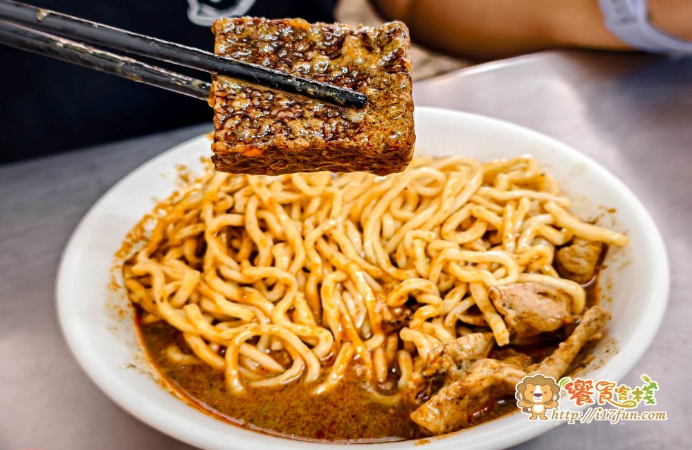 阿興排骨拉麵│高雄低調老麵店！用餐時間熟客自然聚集，外觀不起眼卻靠口碑撐起人氣的傳統麵店