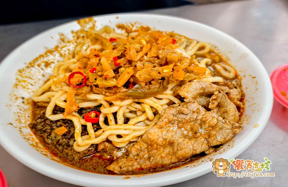 阿興排骨拉麵│高雄低調老麵店！用餐時間熟客自然聚集，外觀不起眼卻靠口碑撐起人氣的傳統麵店