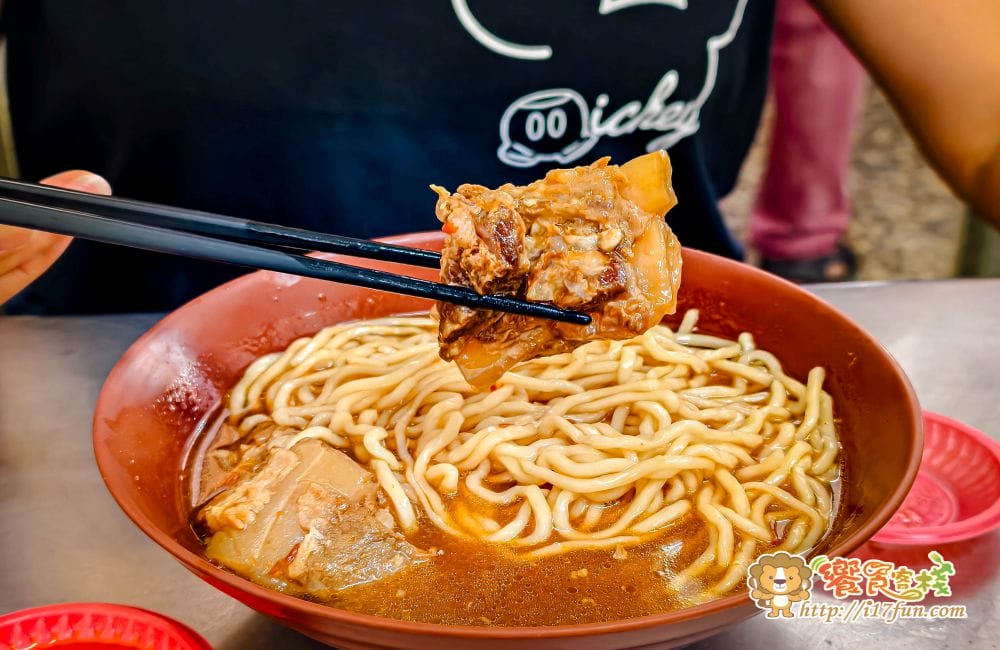 阿興排骨拉麵│高雄低調老麵店！用餐時間熟客自然聚集，外觀不起眼卻靠口碑撐起人氣的傳統麵店