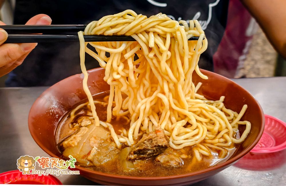阿興排骨拉麵│高雄低調老麵店！用餐時間熟客自然聚集，外觀不起眼卻靠口碑撐起人氣的傳統麵店