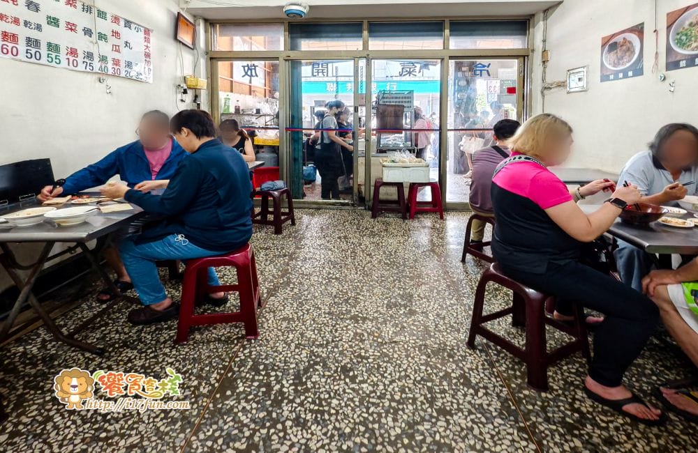 阿興排骨拉麵│高雄低調老麵店！用餐時間熟客自然聚集，外觀不起眼卻靠口碑撐起人氣的傳統麵店