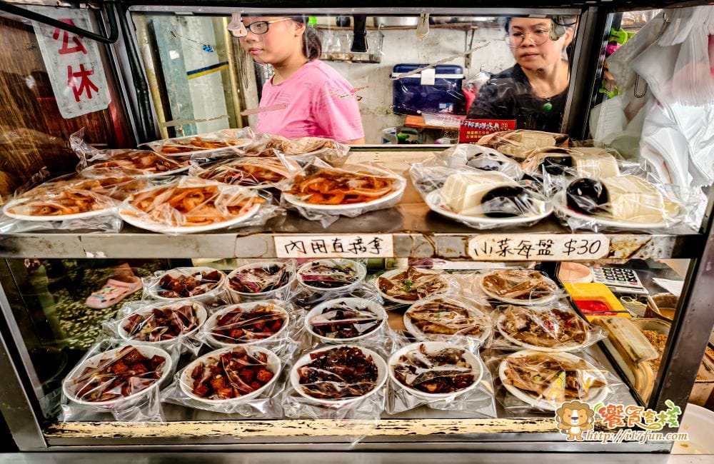 阿興排骨拉麵│高雄低調老麵店！用餐時間熟客自然聚集，外觀不起眼卻靠口碑撐起人氣的傳統麵店