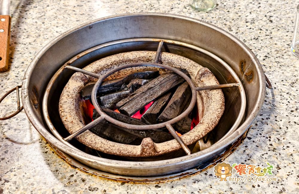 霸味薑母鴨 – 民生旗艦店 │高雄人氣最旺的薑母鴨店!冷天就想來這一味,清甜派薑母鴨搭配炭火陶甕,香氣層層堆疊,越喝越順口的暖身首選 - 第11張圖 霸味薑母鴨 – 民生旗艦店 │高雄人氣最旺的薑母鴨店!冷天就想來這一味,清甜派薑母鴨搭配炭火陶甕,香氣層層堆疊,越喝越順口的暖身首選