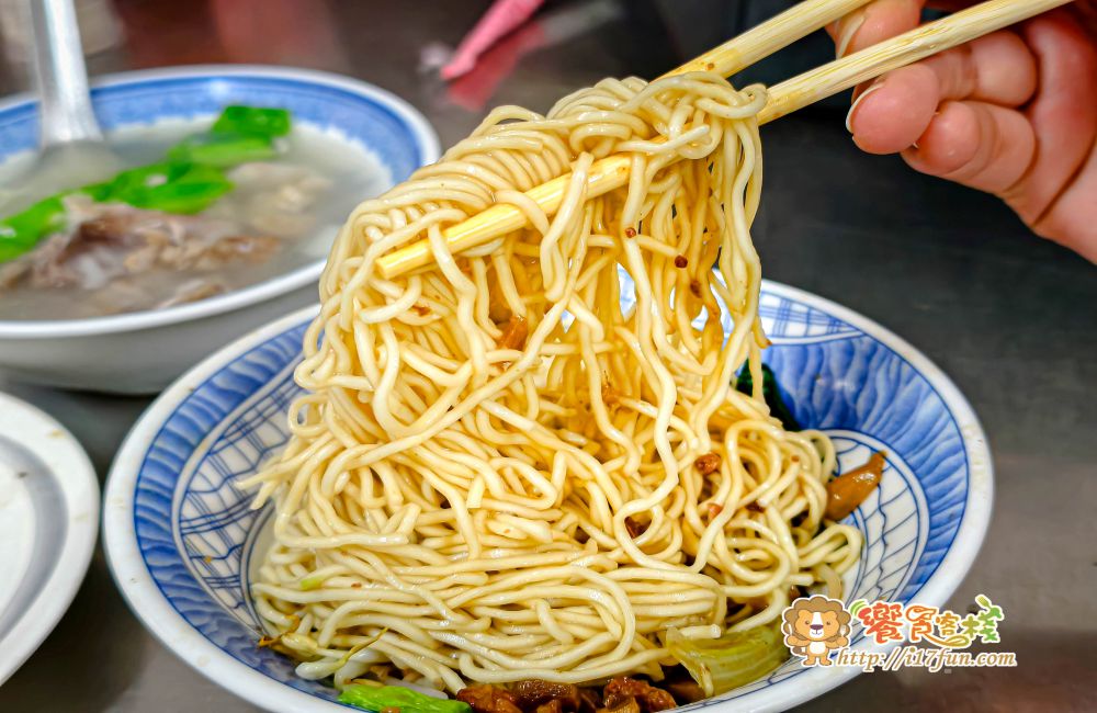 前鎮老店QQ麵│高雄巷弄間低調經營35年的古早味麵店！不用畫單全靠記憶，每到用餐尖峰時段人潮滿滿滿~