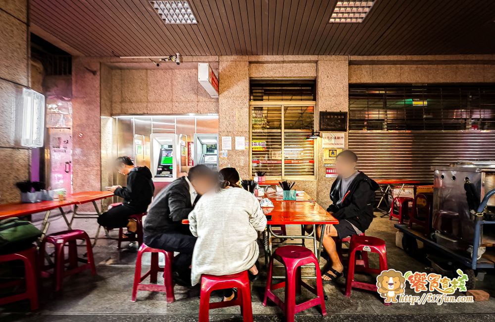 壳牛原汁牛肉麵│高雄老店！傳承40年經典風味，堅持傳承原始風味，從湯頭、麵條、牛肉到酸菜、辣椒與自製牛油，每個細節都精心講究