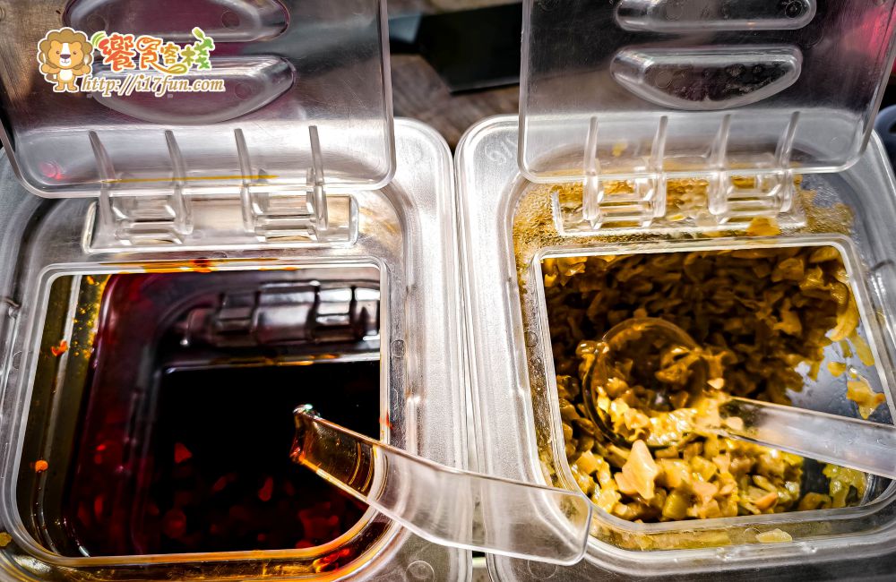 壳牛原汁牛肉麵│高雄老店！傳承40年經典風味，堅持傳承原始風味，從湯頭、麵條、牛肉到酸菜、辣椒與自製牛油，每個細節都精心講究