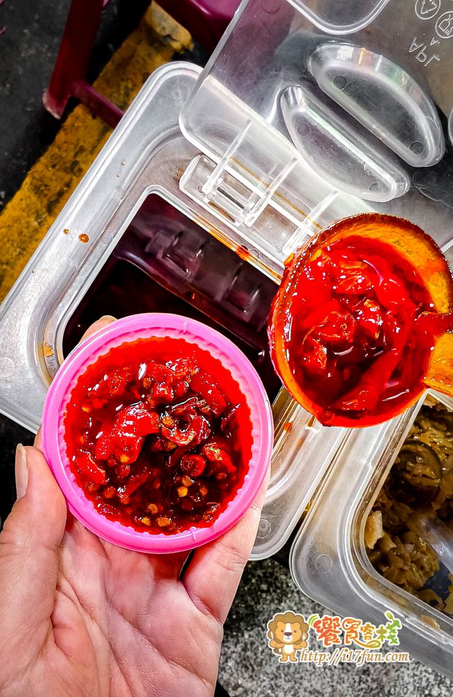 壳牛原汁牛肉麵│高雄老店！傳承40年經典風味，堅持傳承原始風味，從湯頭、麵條、牛肉到酸菜、辣椒與自製牛油，每個細節都精心講究