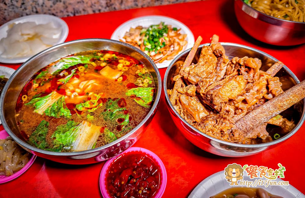 壳牛原汁牛肉麵│高雄老店！傳承40年經典風味，堅持傳承原始風味，從湯頭、麵條、牛肉到酸菜、辣椒與自製牛油，每個細節都精心講究