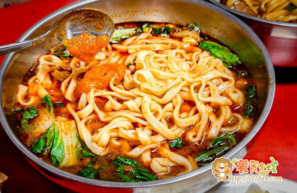 壳牛原汁牛肉麵│高雄老店！傳承40年經典風味，堅持傳承原始風味，從湯頭、麵條、牛肉到酸菜、辣椒與自製牛油，每個細節都精心講究