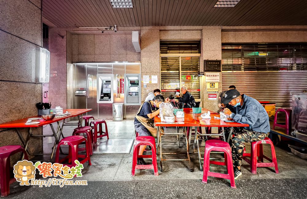 壳牛原汁牛肉麵│高雄老店！傳承40年經典風味，堅持傳承原始風味，從湯頭、麵條、牛肉到酸菜、辣椒與自製牛油，每個細節都精心講究