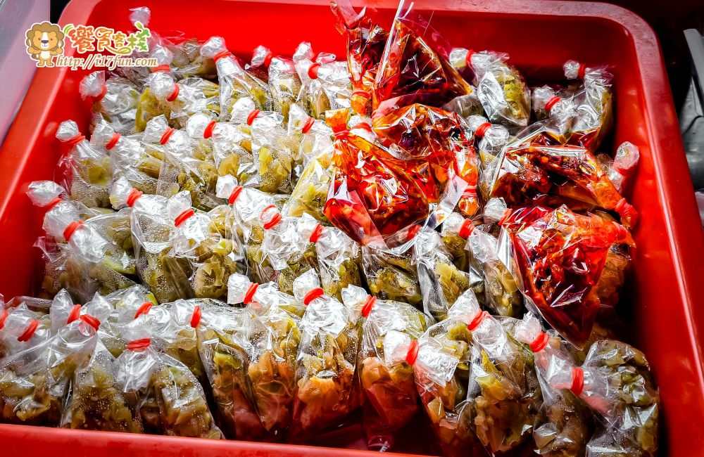 壳牛原汁牛肉麵│高雄老店！傳承40年經典風味，堅持傳承原始風味，從湯頭、麵條、牛肉到酸菜、辣椒與自製牛油，每個細節都精心講究