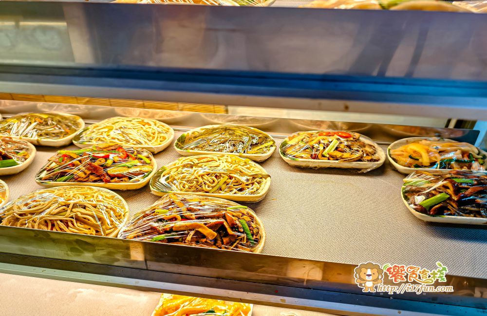 金大麵食坊 溫州餛飩大王│高雄近40年老店!超大顆溫洲餛飩顆顆手工現包、皮薄餡多,還有多種創意口味,連離峰時段也是爆多人~ - 第6張圖 金大麵食坊 溫州餛飩大王│高雄近40年老店!超大顆溫洲餛飩顆顆手工現包、皮薄餡多,還有多種創意口味,連離峰時段也是爆多人~