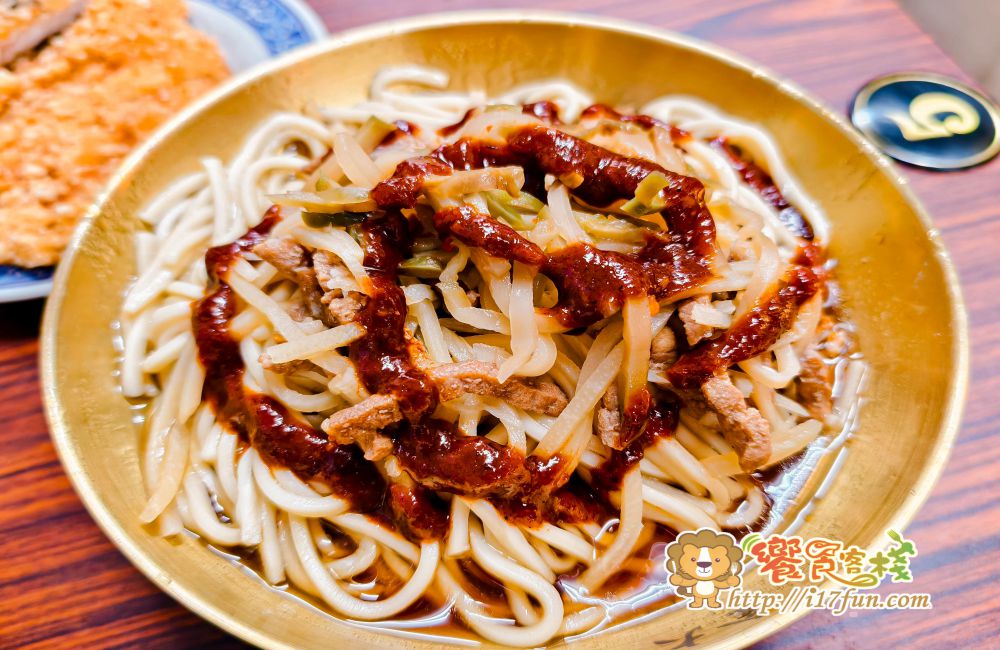 金大麵食坊 溫州餛飩大王│高雄近40年老店！超大顆溫洲餛飩顆顆手工現包、皮薄餡多，還有多種創意口味，連離峰時段也是爆多人~