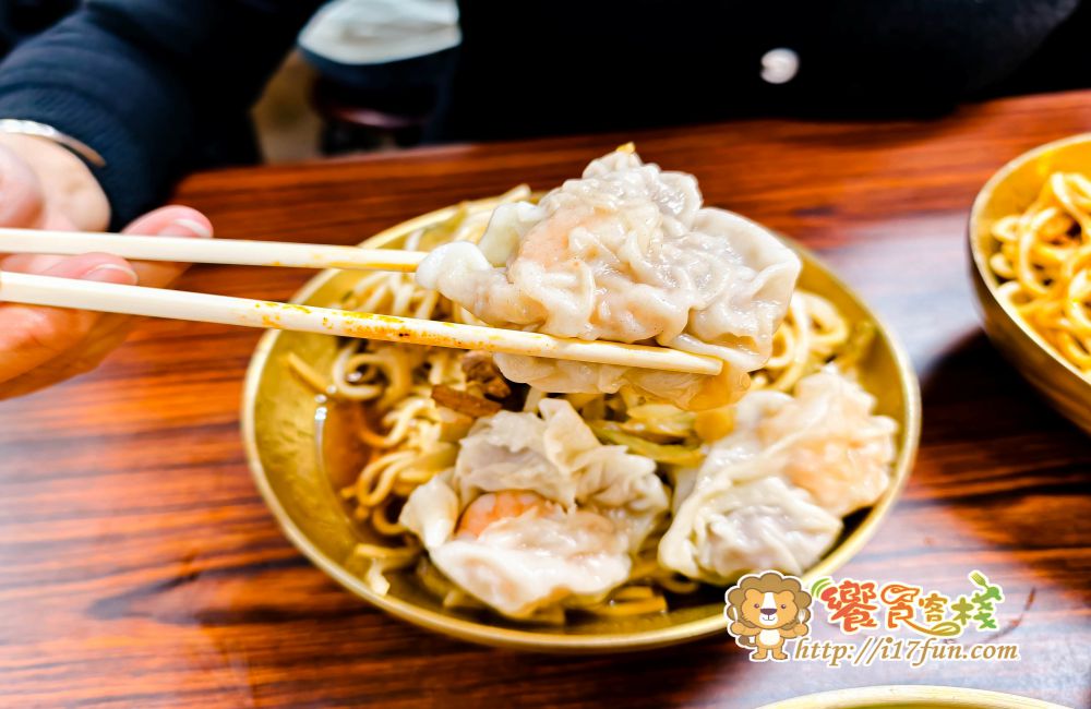 金大麵食坊 溫州餛飩大王│高雄近40年老店!超大顆溫洲餛飩顆顆手工現包、皮薄餡多,還有多種創意口味,連離峰時段也是爆多人~ - 第11張圖 金大麵食坊 溫州餛飩大王│高雄近40年老店!超大顆溫洲餛飩顆顆手工現包、皮薄餡多,還有多種創意口味,連離峰時段也是爆多人~