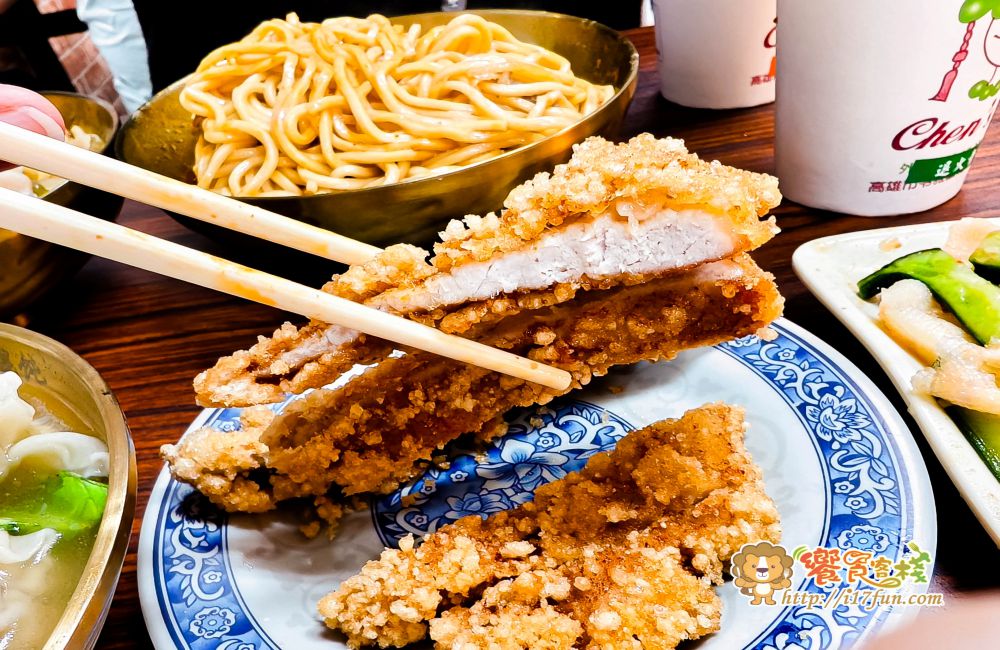 金大麵食坊 溫州餛飩大王│高雄近40年老店！超大顆溫洲餛飩顆顆手工現包、皮薄餡多，還有多種創意口味，連離峰時段也是爆多人~