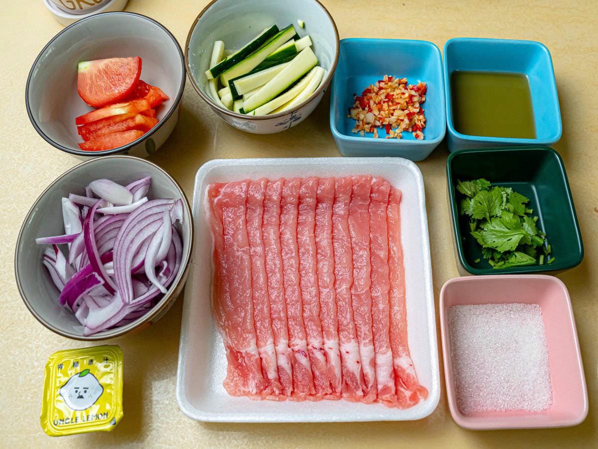 泰式涼拌豬肉食譜│料理新手也能輕易上手，1分鐘就學會，超簡單的夏季酸辣開胃涼拌菜~