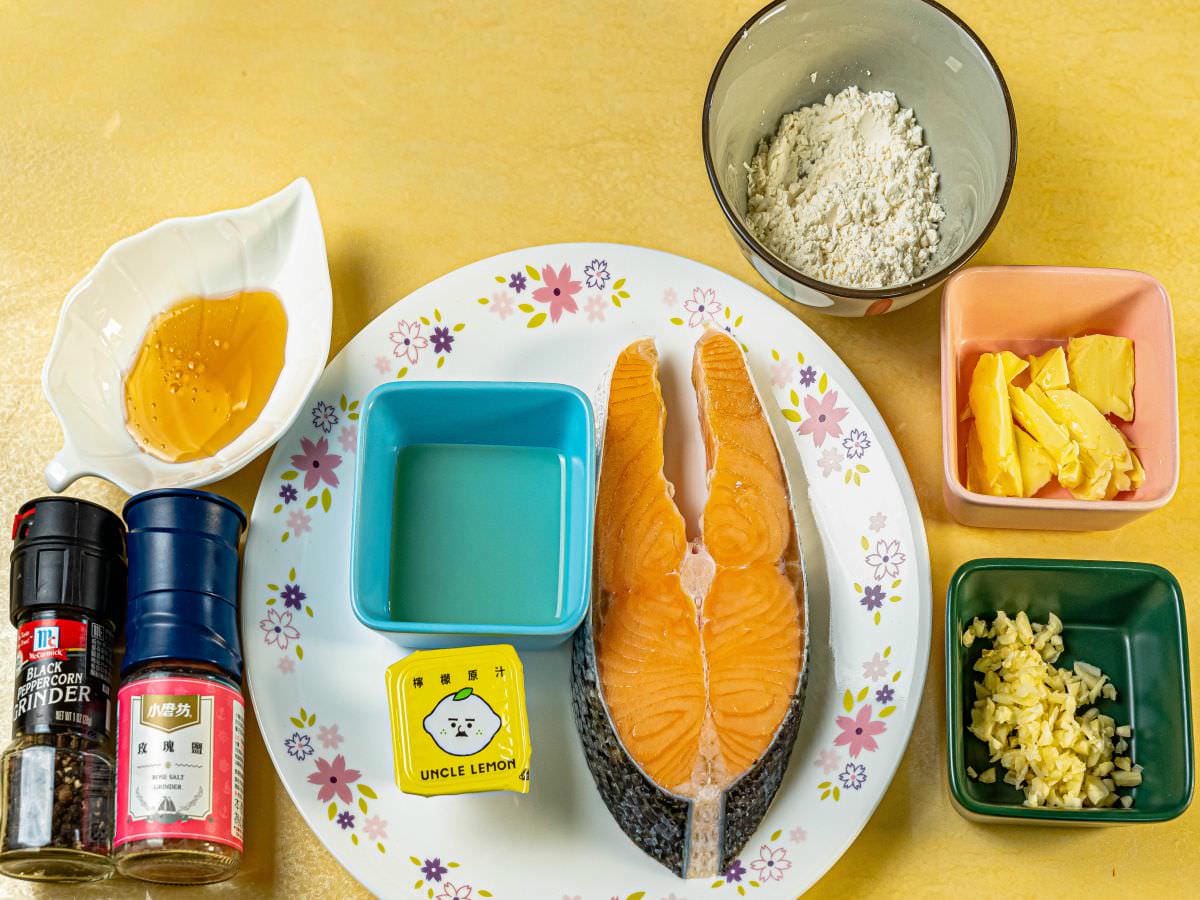 蜜汁檸檬鮭魚食譜│炎炎夏日最適合！有別於乾煎的作法，增加了蜂蜜、檸檬，讓層次風味更明顯，好吃不柴口！