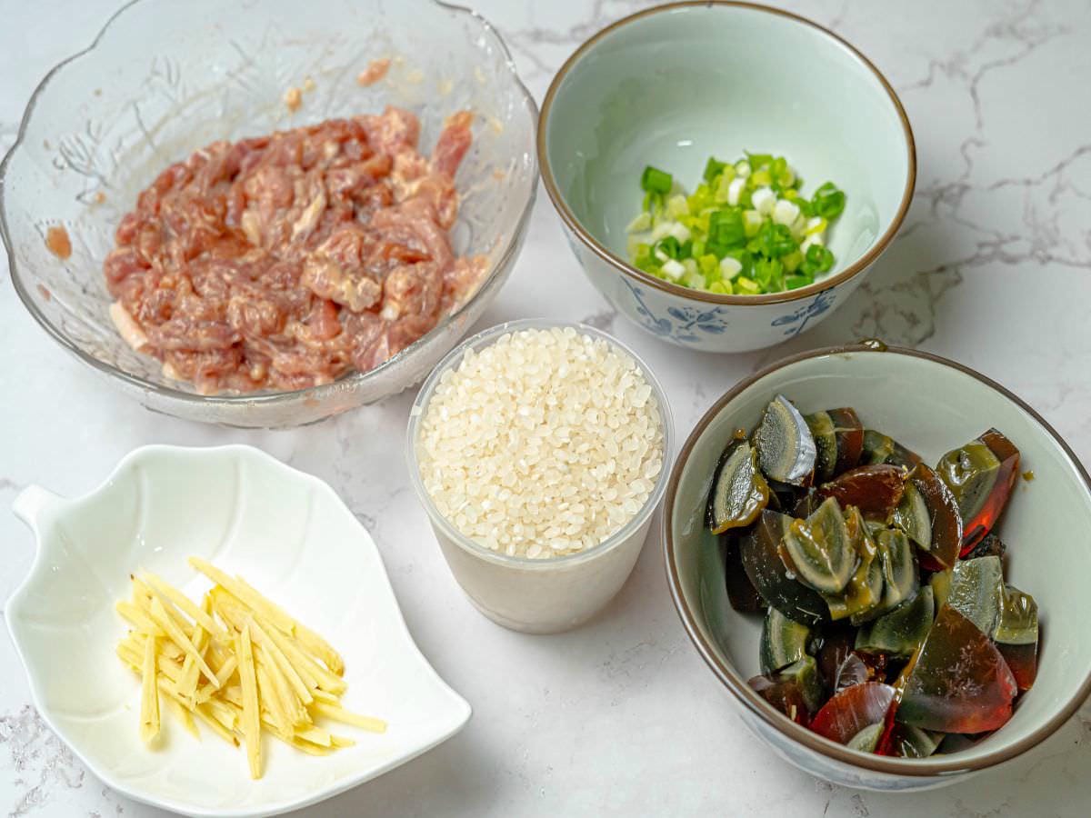 皮蛋瘦肉粥食譜│超簡單！０廚藝也能學的會，一鍋料理，生米熬成粥超EASY，當早餐、正餐或宵夜都可以