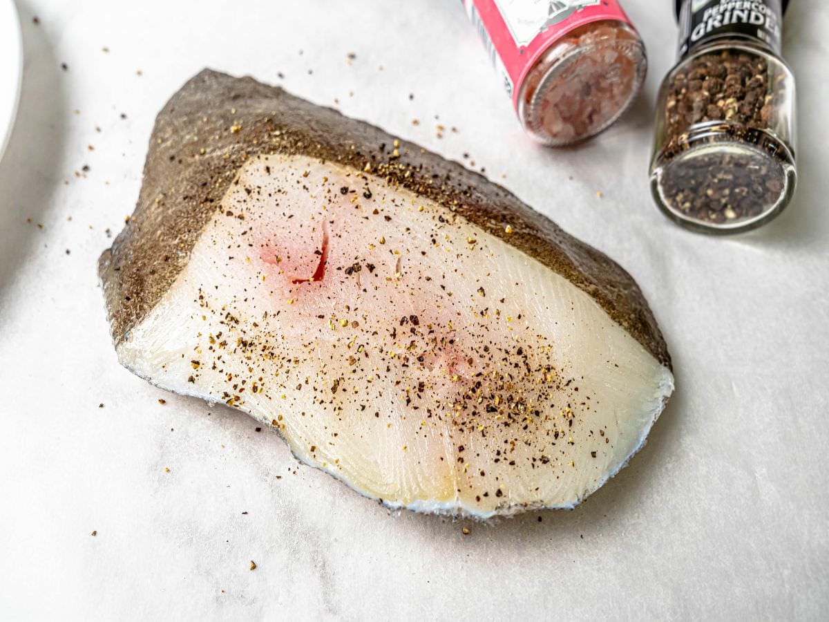 紙包蒜香奶油鱈魚食譜｜廚房新手也能做！只要一分鐘就學會，0廚藝也能上手，不用怕油爆一樣能有好吃的魚料理