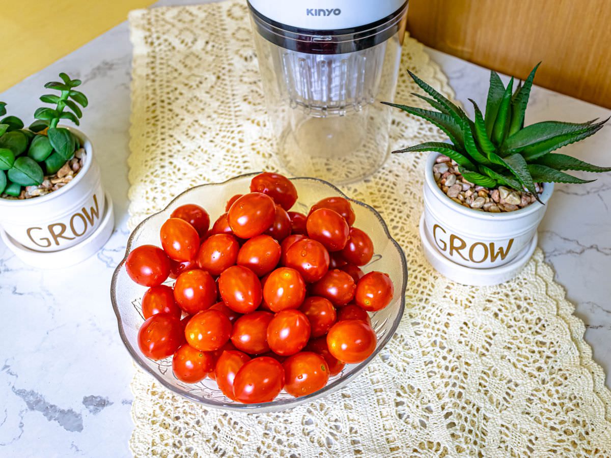 蕃茄原汁食譜│DIY自己動手做！現磨現榨，100%蕃茄原汁，酸甜好喝又營養，天然的果汁最健康~