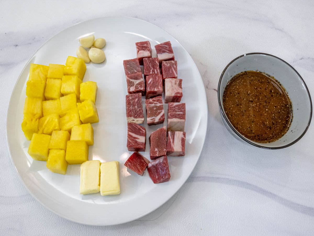 黑胡椒鳳梨牛肉粒食譜│超簡單料理食譜!用水果入菜,多汁又解膩,拿來做便當菜的主食也很適合唷! - 第2張圖 黑胡椒鳳梨牛肉粒食譜│超簡單料理食譜!用水果入菜,多汁又解膩,拿來做便當菜的主食也很適合唷!