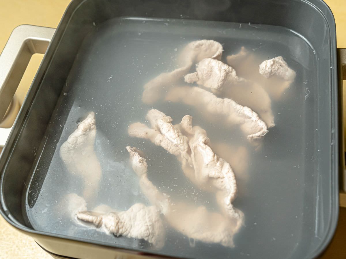 泰式涼拌豬肉食譜│料理新手也能輕易上手，1分鐘就學會，超簡單的夏季酸辣開胃涼拌菜~