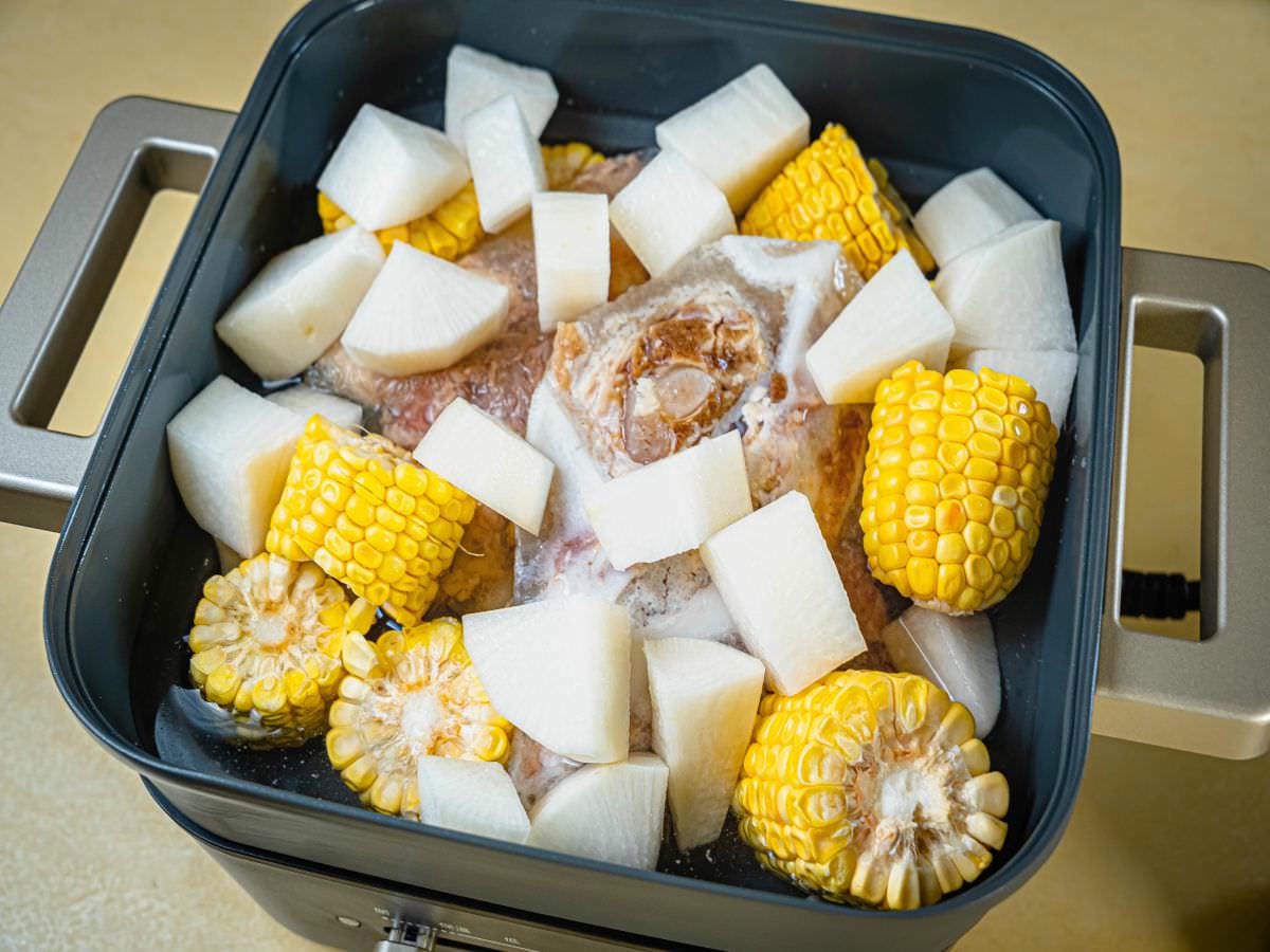蘿蔔玉米軟骨湯食譜│超簡單!新手料理也能上手,用這個偷吃步方法,縮短熬湯時間,真是太讚了~ - 第3張圖 蘿蔔玉米軟骨湯食譜│超簡單!新手料理也能上手,用這個偷吃步方法,縮短熬湯時間,真是太讚了~
