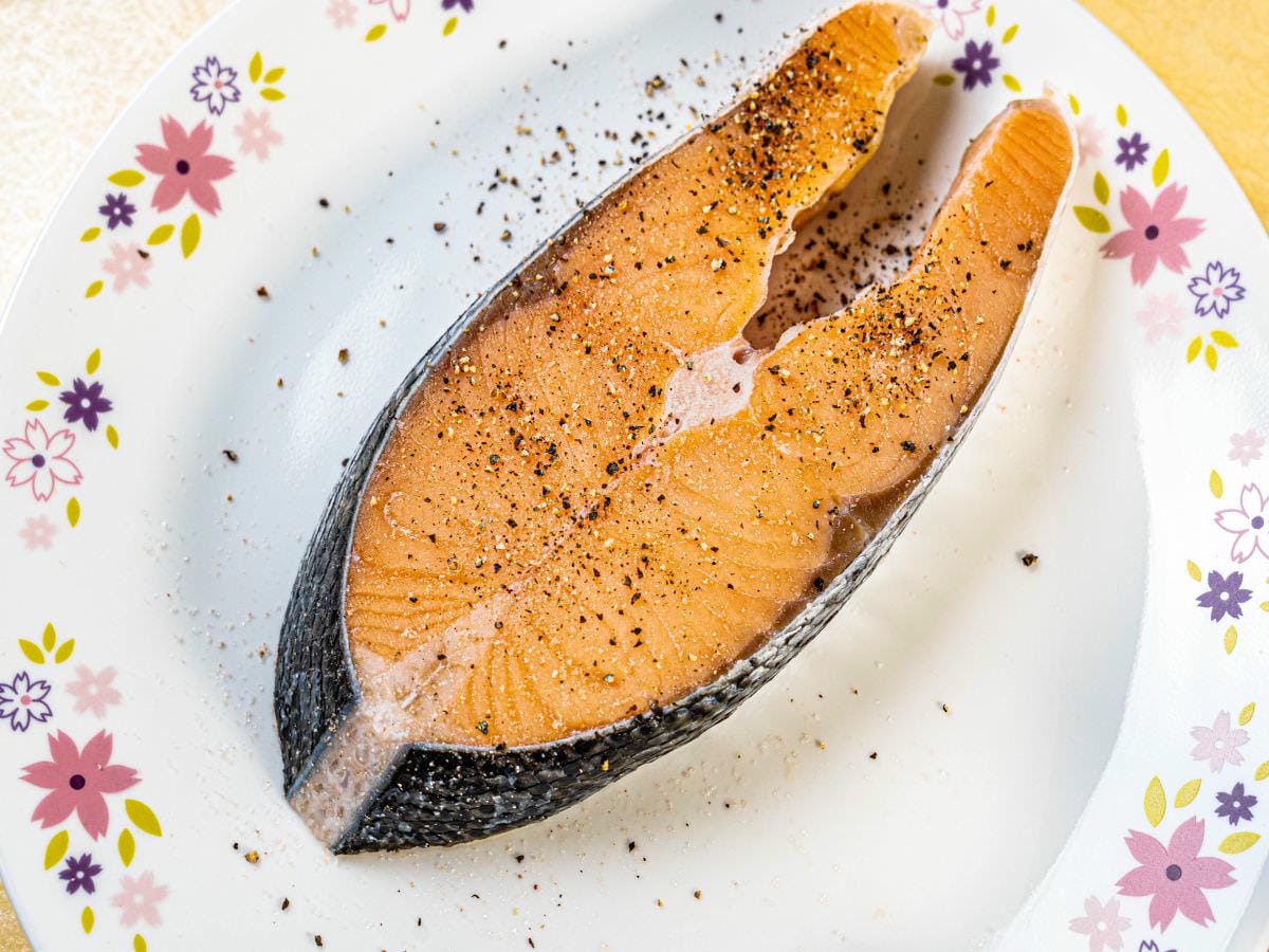 蜜汁檸檬鮭魚食譜│炎炎夏日最適合！有別於乾煎的作法，增加了蜂蜜、檸檬，讓層次風味更明顯，好吃不柴口！